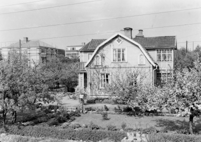 Hus med inglasad veranda trädgård. Huset heter Källvik och ligger på Bryggaregatan 5 vid Tempo (2025). Det byggdes av muddermästare Josef Janson 1914

Dok.100526/KG