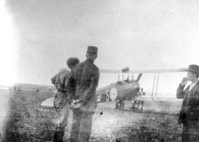 Kapten Sounders flygning i Vimmerby.    Från vänster. 1. Kapten Sounders  2. Oscar Thunberg, chaufför, vaktman under flygningen.  3. Theodor Främberg, kakelugnsmakare, sedan elektriker.   