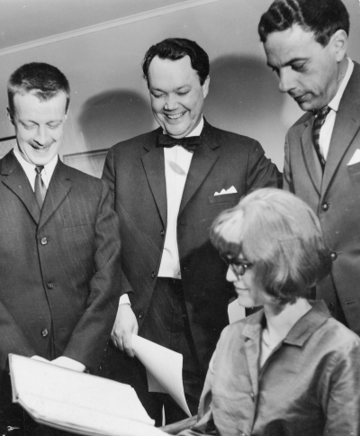 Från  vänster  Sture Nilsson, Per [---] Ivan Österman och Fru Solveig Dahl.      