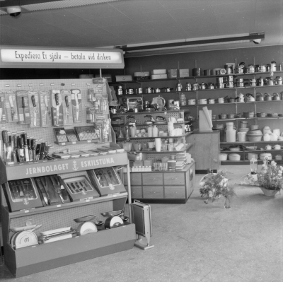 Järnvarubolaget ( Mörfeldts )
Interiör från järnhandel

Dok.100602/KG