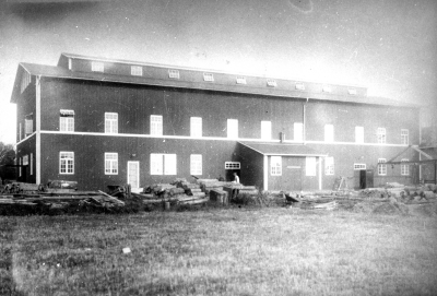 Nordiska fanérfabriken, startades av Axel Ståhl. Chef i många år var f.d. Polisman Gustav Johansson född i Grinderum, Frödinge.             