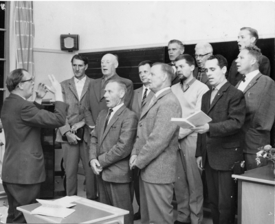 Vimmerby manskör. 1. Gösta Fredriksson,dirigent  3. Sven Liljeblad, 5. Erik Westerberg, 8. Erik Karlsson, 9. Holger Jansson, 11. John  Jacobsson, 12. Nils Linderoth.     

Dok.090325/SJ
