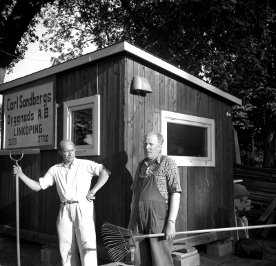 Gravkapellet invigs
t v kyrkogårdsarbetare  Carl-Ivar Eriksson. Tuden

Dok.110622/KG