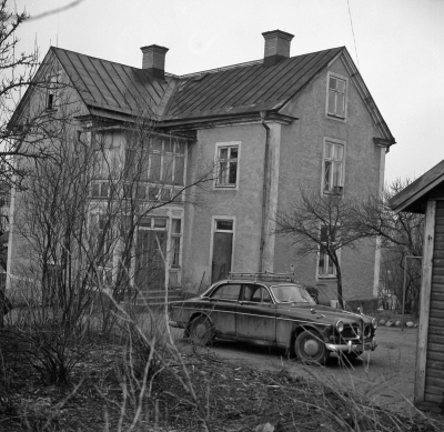 Ringvägen

Dok.110512/KG

Ringvägen 15 sista ägare Stadsingenjör Vilhelm Winell inköpt av V-by stad för rivning Bilden tagen i febr. 1974 (Vible2.). T.E