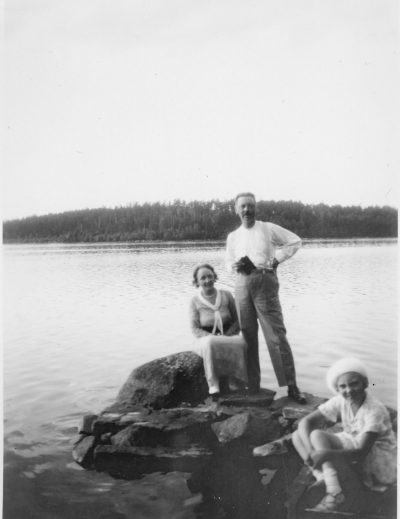 Gråehus, Knabbarp
Olga och Erik Wahlberg, Britt-Mari Hornwall
2 juli 1933

Dok.090630/SJ