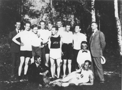  3. Nils Jönsson  4. Karl Karlsson  5. Ture Grönkvist, Frisör   7. Erik Lindblom, Trädgårdsmästare "Pecka"  8. Helge Ringholm, Tapetserare "Toto"  9. Hugo Stenberg, Målare.  Kisa 1926         