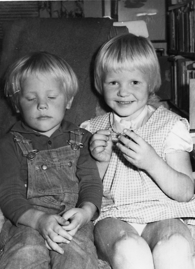 Mattiasoch Sofia Josefsson.  Föräldrar stadsbibliotekarien Margareta och läraren Anders Josefsson,  bibliotekarie i Vimmerby 1971 - 1978, flyttade 1978 till Linköping.     