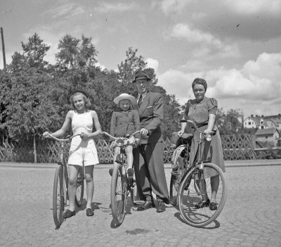 Tord Köhler med familj
( Källängen i bakgrunden )

Dok.111101/KG
