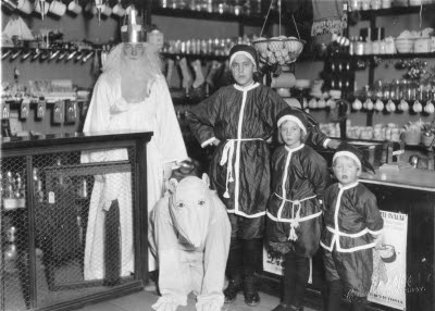 Bilder från Bergstens som drev både åkeri och leksaksaffär. 

Vissa av bilderna publicerade i kategorin Adderade bilder 2021

Martin Bergsten hade ett handikapp och kunde inte gå. Han växte upp och visade sig vara mycket påhittig och energisk. När han var 17 år gick hans mamma till borgmästaren på rådhuset och bad om ett lån på 200 kronor som skulle användas som startkapital för Martin. Så startades M. Bergstens Slöjd- och leksaksaffär i Vimmerby år 1901. Affärsrörelsen utvecklades alltmer, samtidigt som Martin hade en pilodling intill lokstallet i Vimmerby ett stycke från nuvarande järnvägsstationen.Av pilträmaterialet tillverkade yngste brodern Sjunne Bergsten, korgar som sedan såldes i affären. Martin hade även i kompanjonskap en mindre snickeriverkstad. I denna snickeriverkstad tillverkades allehanda leksaker och hushållsgrejer, som såldes i parti och minut.
Martin öppnade filialer i Kisa, Mariannelund och Gamleby. När depressionen kom 1930 avvecklades filialerna. Därefter började Martin fundera över nya idéer, han beslöt sig för att starta en expressrörelse. När Martin avled i december 1943 fanns jämte affären en omfattande expressrörelse med två lastbilar och fem hästskjutsar. Affären överläts till nya ägare 1944 och sonen Stig drev expressbyrån vidare, efterhand byttes hästarna ut mot bilar och traktorer. Den 1 januari 1960 övertogs Bergstens Expressbyrå av Vimmerbyortens Lastbilscentral.
