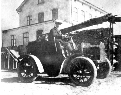 Huset som syns bakom bilen, är Nilssons fastighet, som inrymde lanthandeln. Senare ägdes fastigheten av svärsonen till Nilsson, Nils Ståhl, disp. Från 1990-talet är Åbro Bryggeri ägare. Sitter i bilen  Knut Lindberg.      
