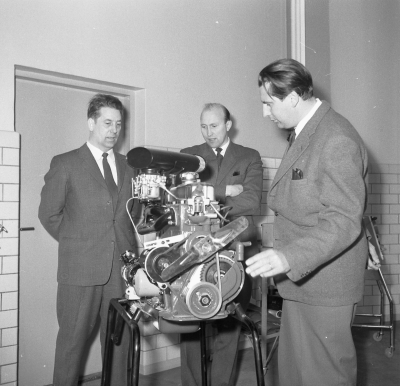 Tore Lundgren, visning Volvo B16 motor i genomskärning
Fr v Harry Liljebladh, Ingemar Granath (uppgift PRO´s bildcirkel)

Dok.110127/KG
