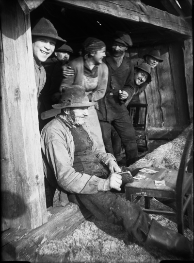 Nisse i Nosshult, avlöningsdags.
Kvinnan i mitten: Ingeborg Nilsson ( Hallberg ) 2:a från höger Aron Eklund. Sittande: Lars Magnus Hallberg

Dok.090311/SJ