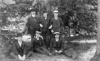 Sittande från vänster 1. Göte Karlsson, Hamra, 2. Folkskollärare Anders Bladh.