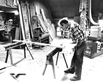Dokumentationsfotografering av tillverkningsprocessen på Snickargården.
Vårvintern 1988
Tillverkning av fransk pardörr.
Avbildade personer:
Tönnes Andersson
Bernth Ericsson
Lillan Ericsson
Alvar Andersson
Bildmaterialet användes senare till en skärmutställning om Snickargården som visades på Vimmerby Bibliotek