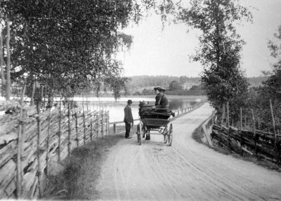 Sunds Prästgård omkring 1915. Fröknarna Forsell i vagnen.  T.E. 