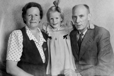 Gillis och Märta Lundberg och dottern Kerstin.       