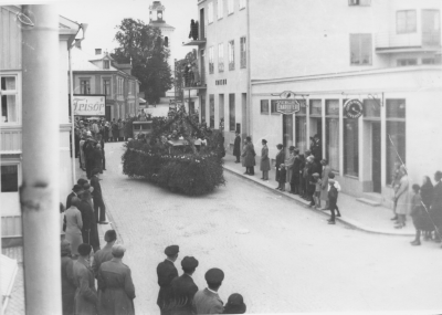 Sevedegatan år 1940-tal Barnens dag 1940-talet. T.E

Till vänster Grönkvists frisörsalong, övervåning ABF:s lokal, mittenhuset Carl Johanssons Manufaktur.
Till höger bodde Hans och Stina Hergin, Astrid Lindgrens syster. I den låga byggnaden blev senare Konsums charkaffär.

Dok.090206/SJ