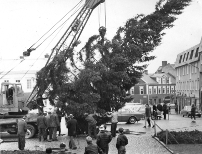 Torget i Vimmerby får sin julgran 1960-talet.   T.E.