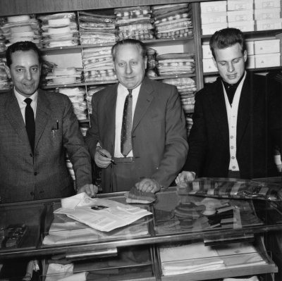 " Vi kring torget "
Carl Johanssons Manufaktur
Från vänster: Artur Lundberg,  Karl Karlsson direktör, Stig Karlsson Byllen, son till Karl. 


Dok.100603/KG