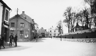 Storgatan 1920-talet. Se skylten Krönbadens pensionat! Polisen är troligen Albert Karlsson och mannen som lyfter på hatten Disponent Gustav Johansson tidigare ordinarie Polis sedan 1908. T.E.