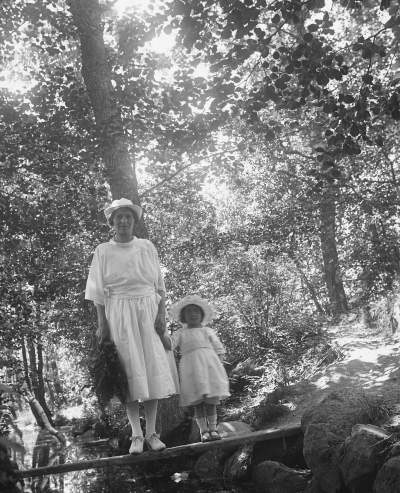 Kvinna o barn på bäckspång 1910-talet.