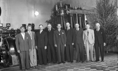Elverket 1947. Elverkets personal samlad, Från vänster, 1 Bero Pettersson, 2 Montör Per-Olof Ohlsson, 3 Stadsmontör Eijnar Larsson, 4 Eldare Erik Karlsson Uggla, 5 Maskinist Harry Elg, 6 Maskinskötare Folke Johansson, 7 Montör Holger Jaensson, 8 Maskinskötare Hilding Pettersson, 9 Åkare Hilding Folkesson.                              