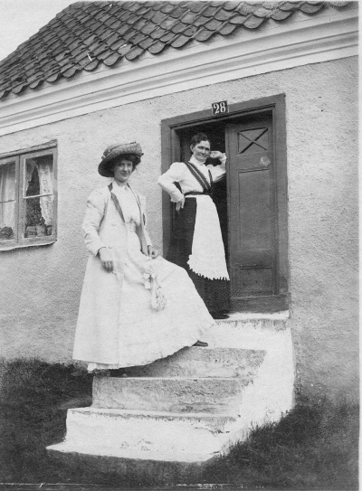 Fröken Signe Vesterlund Flemminggat 27 
Stockholm

" Har den äran att gratulera med anledning af namnsdagen den 22 / 8 1910 från Nanny o Hilvi "