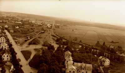 Från kyrktornet (nästan som en flygbild)
Östra Tullportsgatan
Järnvägsstation med godamagasin
Industrier: Vimmerby Träförädling ( Hallbergs )
Ejdern
Fanérfabriken
Läderfabriken