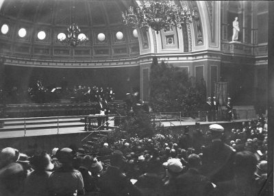 Erik Wahlbergs promotion. Böjer huvudet för mottagning av kransen.
Universitetsaulan 
Uppsala