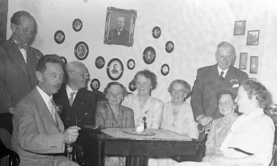  70-årsdagen den 13.6  54.    Thor Wahlberg, Erik Wahlberg,  Gunnar Gunnarson,  Sigrid Wahlberg,  Greta Gunnarson, Lisa Janson,  John Janson, Kerstin Kronwall och  Olga Wahlberg.      