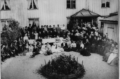 Ett "Oste" i V-by 1895. 1, 2, 3, 4, 5, 6, 7, 8, 9, 10, 11, 12, 13, 14, 15, 16, 17, 18, 19, 20, 21, 22, 23, 24, 25, 26, 27, 28, 29, 30, 31, 32, 33, 34, 35, 36 Alma Ingeström, 37, 38, 39, 40, 41, 42, 43, 44, 45, 46, 47, 48, 49 Per Otto Ingeström, 50, 51, 52 Karl Jonsson, Målen, 53 Emma Jonsson Fru, 54, 55, 56, 57 58, 59, 60, 61, 62, 63, 64, 65, 66, 67, 68, 69, 70, 71, 72, 73, 74, 75, 76, 77, 78, 79, 80, 81, 82, 83, Törnqvist hus vid Sevedegatan. T.E